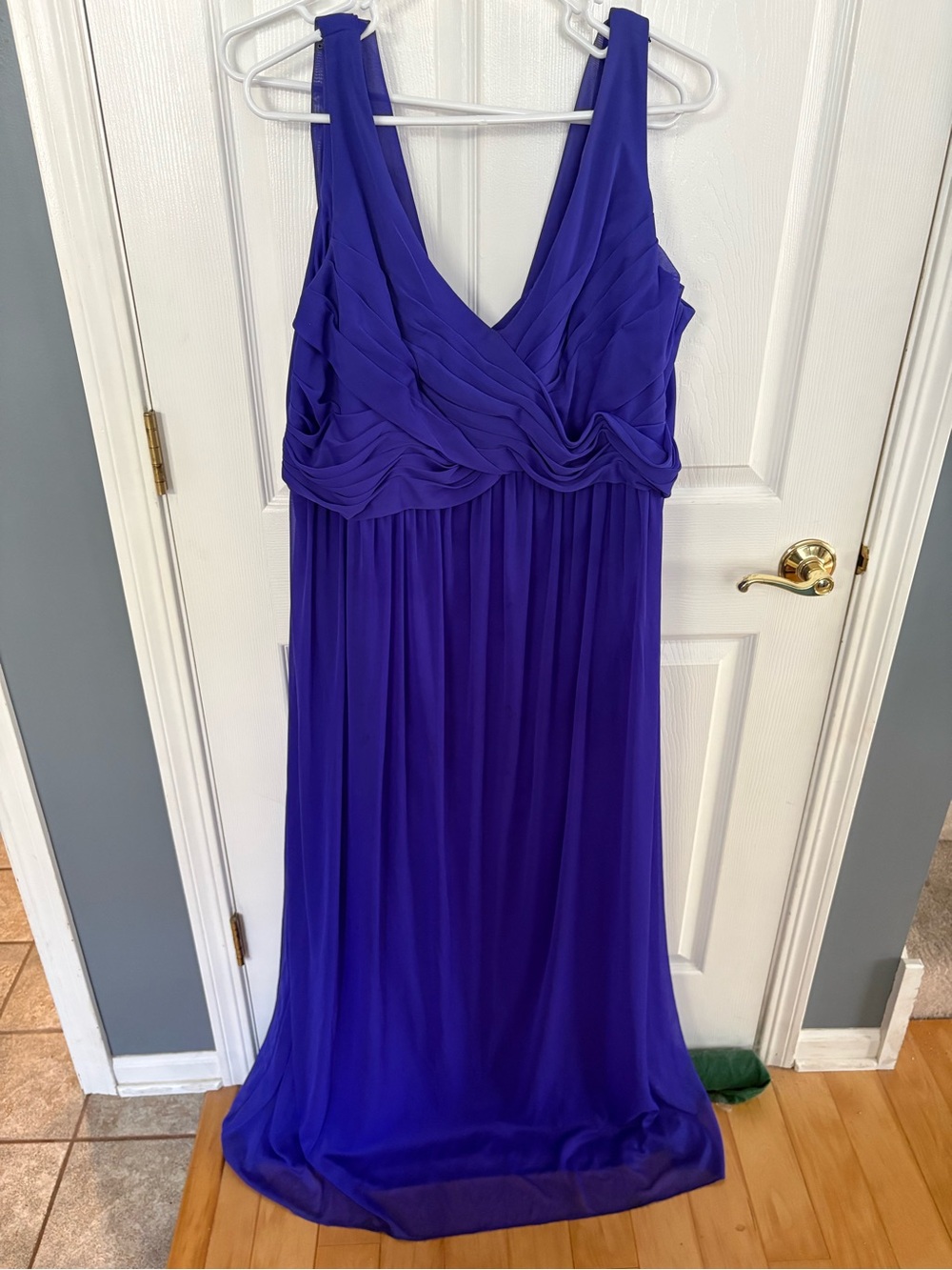 Plus Size Sleeveless V-Neck Chiffon Maxi Dress in Deep Violet